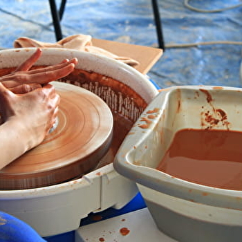 Atelier des savoir-faire - Stages créatifs terre, pierres & métal - RAVILLOLES